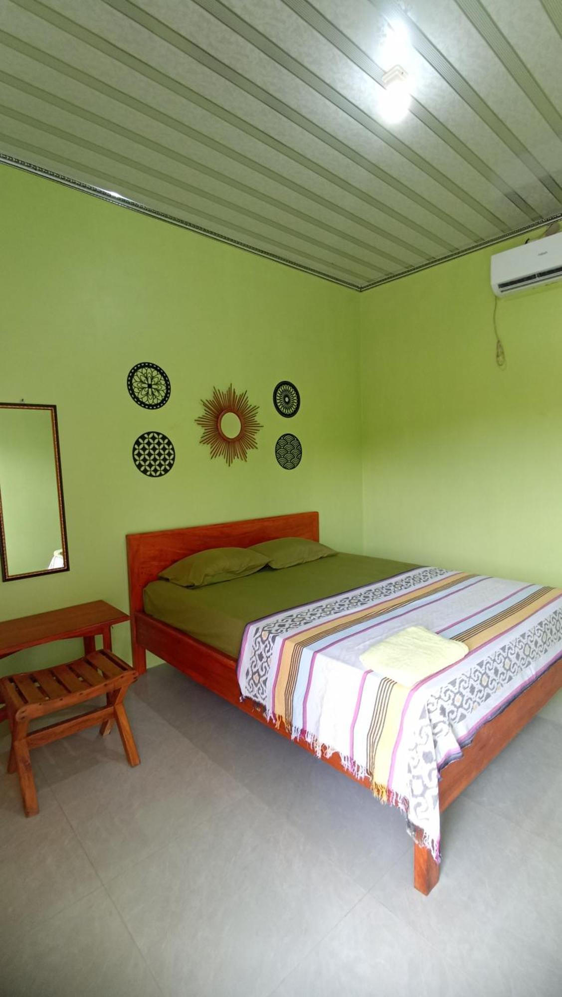 Loyal Friend Hostel Karimunjawa Exterior foto