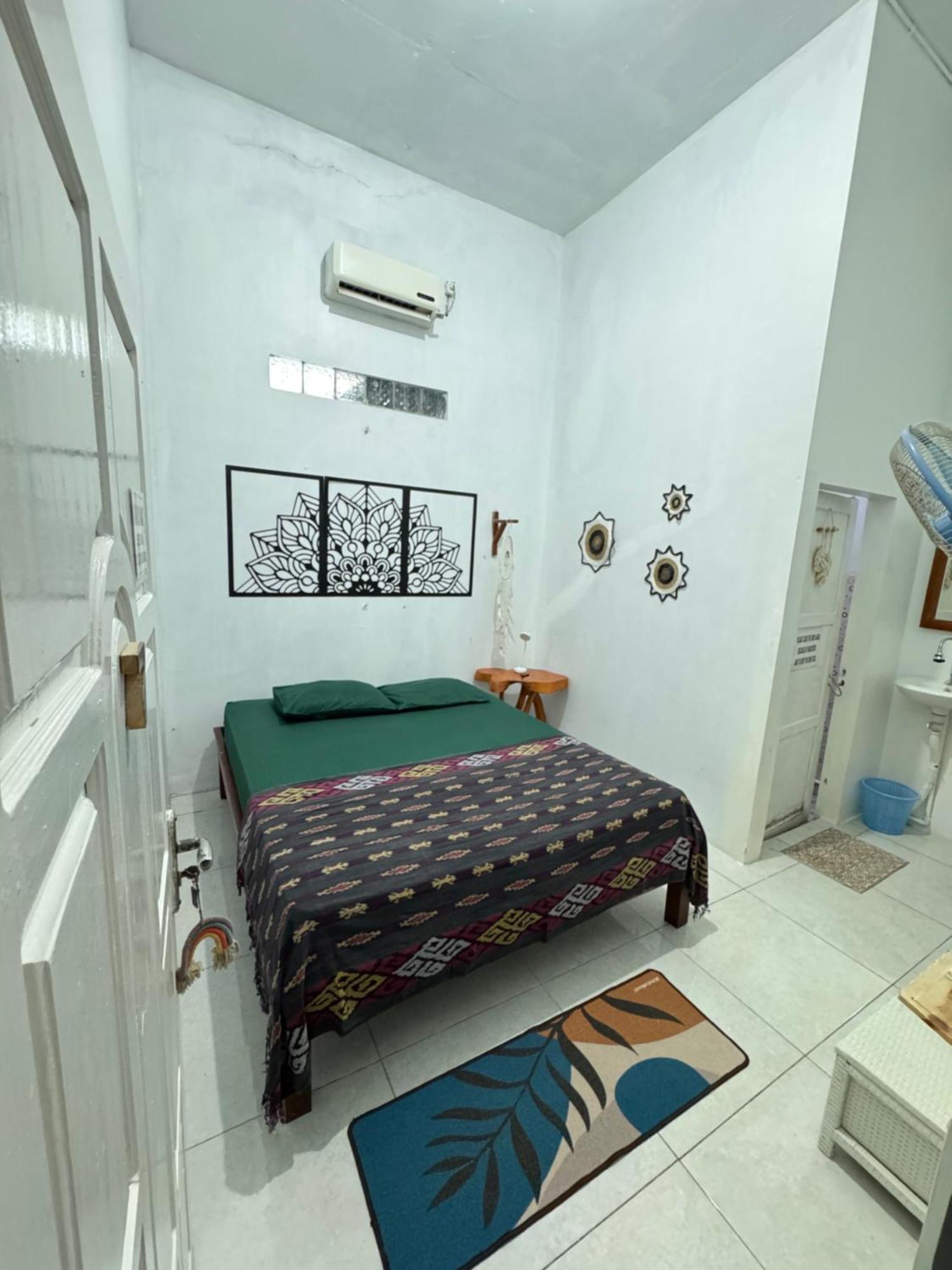 Loyal Friend Hostel Karimunjawa Exterior foto
