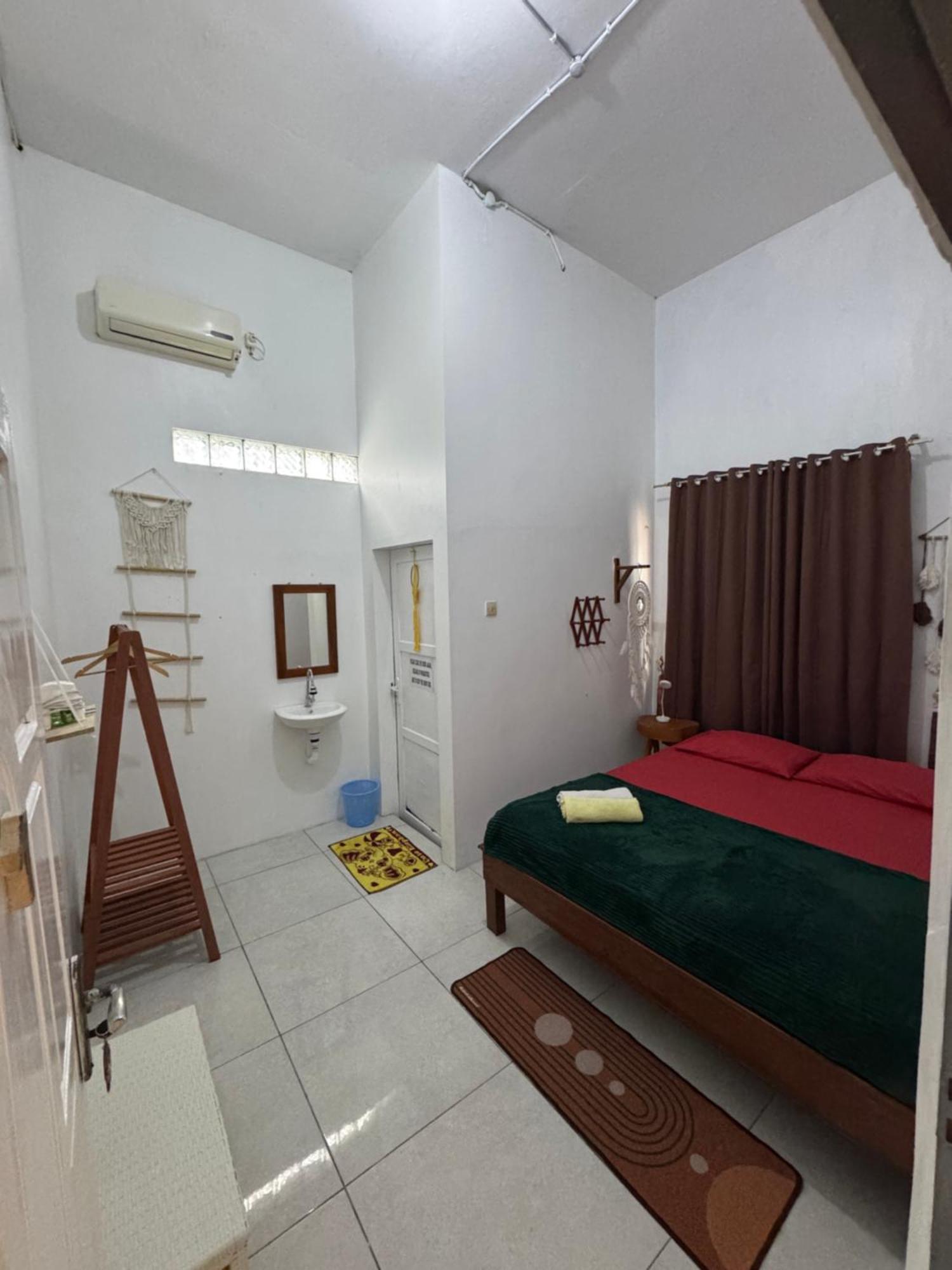 Loyal Friend Hostel Karimunjawa Exterior foto